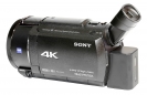 Videokamera Sony FDR-AX53 z levoboku v perspektivě Videokamera Sony FDR-AX53 z levoboku v perspektivě