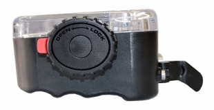 Vodotěsné pouzdro Sea Frogs: detail zavírání zboku Vodotěsné pouzdro Sea Frogs: detail zavírání zboku