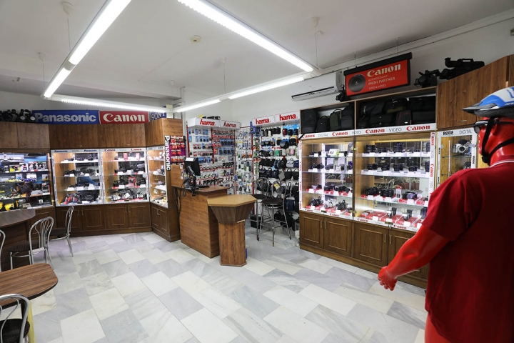 Prodejna firmy VIDEOKAMERY CZ: pohled od dveří Prodejna firmy VIDEOKAMERY CZ: pohled od dveří